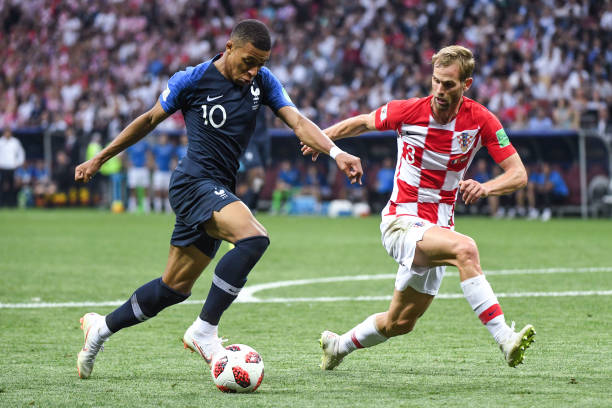 形成鲜明对 形成鲜明对